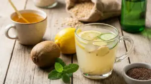 Tazza con bevanda naturale al limone e zenzero su tavolo rustico, con miele e ingredienti freschi