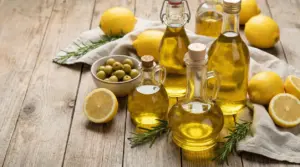 Bottiglie di olio di oliva con limoni freschi su tavolo rustico