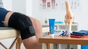 Persona con ginocchiera durante un trattamento per borsite al ginocchio in ambulatorio