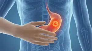 Illustrazione dello stomaco con una lesione evidenziata e una mano sull’addome